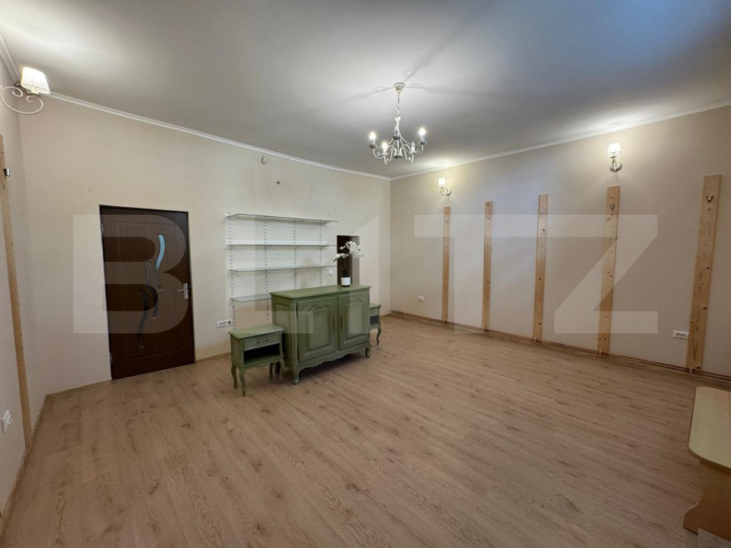 Spațiu birou cu vitrină și vad pietonal, 60 mp, zona ultr