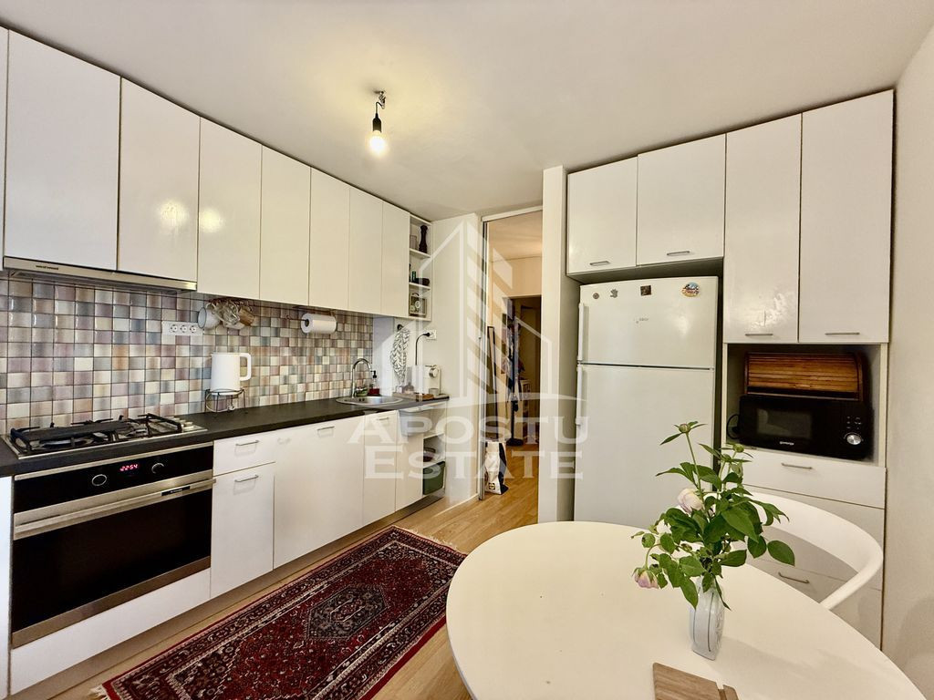 Apartament 3 camere, 2 bai, decomandat, centrala proprie,...