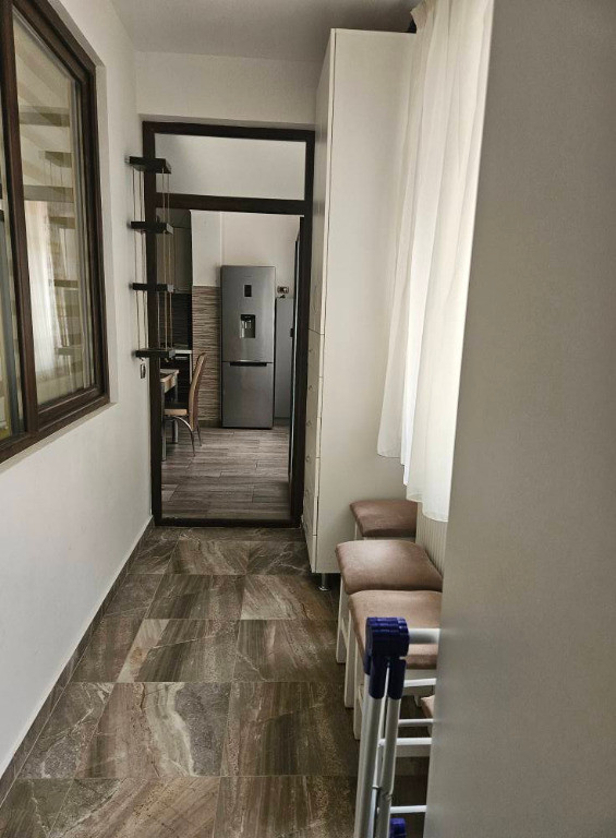 Apartament de 3 camere zona TRACTORUL