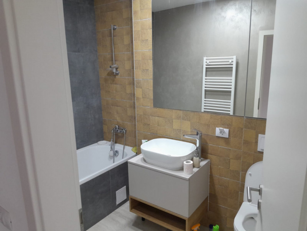 Închiriez apartament 2 camere cu balcon, decomandat, comple