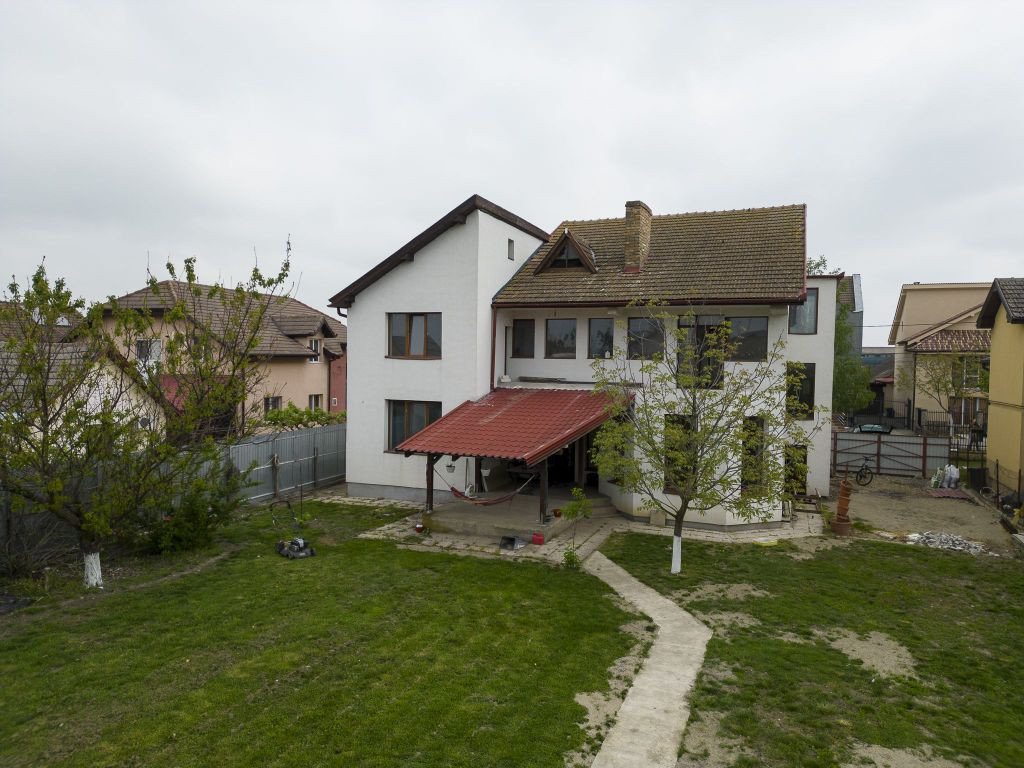 Vilă cu 8 camere în Săcălaz, zonă Centrală