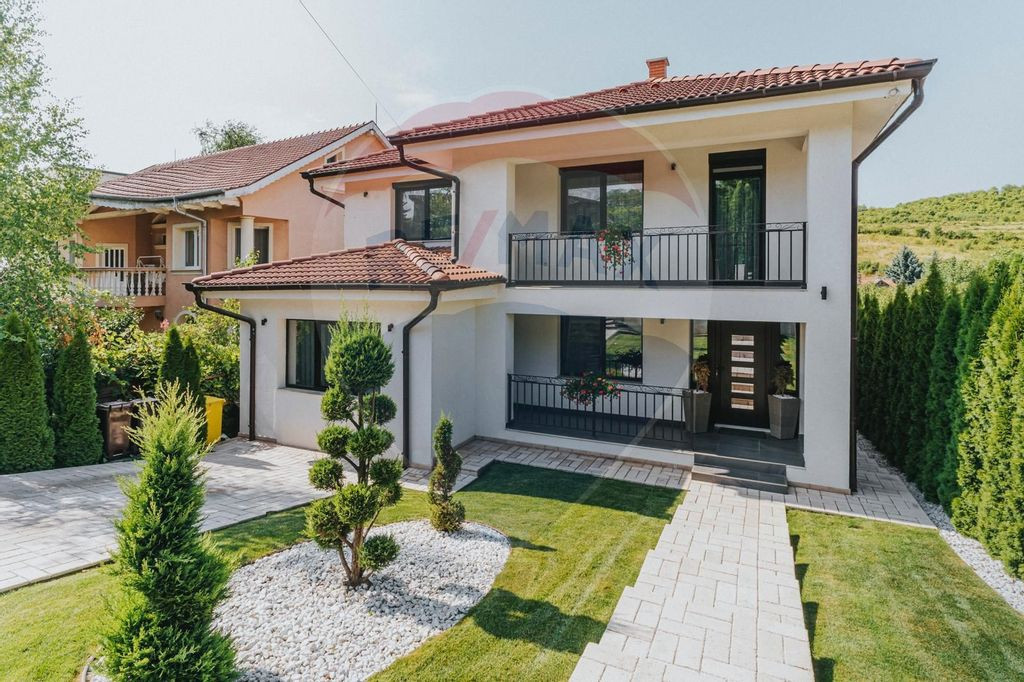 Casă modernă cu piscină și finisaje premium - Gheorgh...
