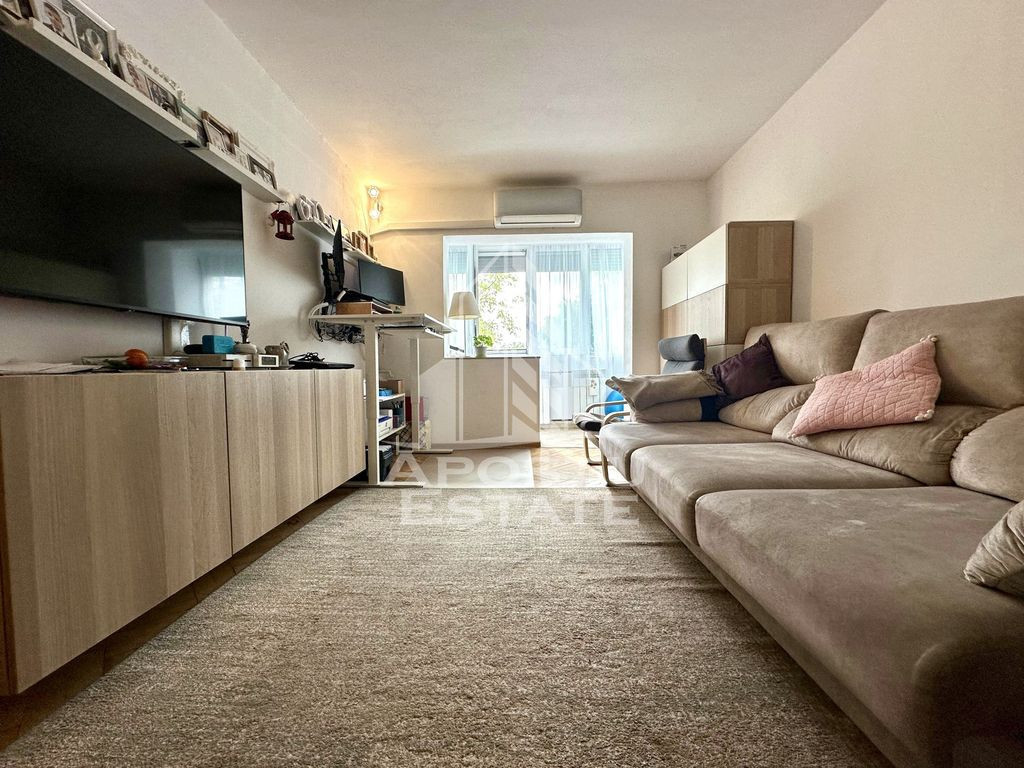Apartament cu 4 camere, decomandat, etajul 2, zona Girocului
