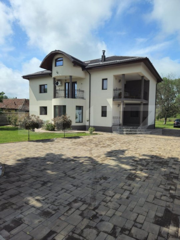 Vilă modernă de vanzare, cu 5 camere, 380 mp, zona rurala