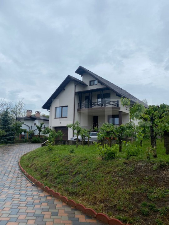 Casa individuala cu 5 camere, 240 mp, 12,8 ari teren, zona