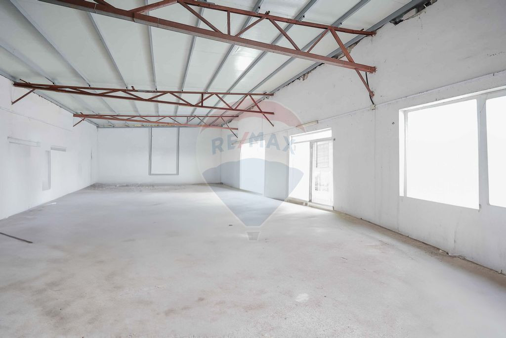Hală Industrială de Vânzare în Oradea - Zona Calea Bo...