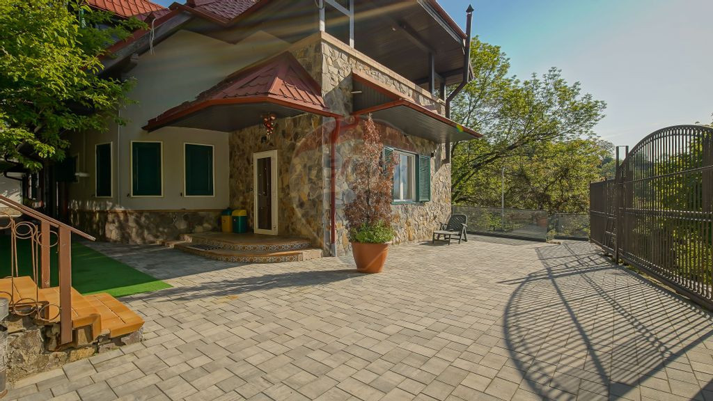 Raritate Schei:Apartament generos cu terasă, garaj, vede...