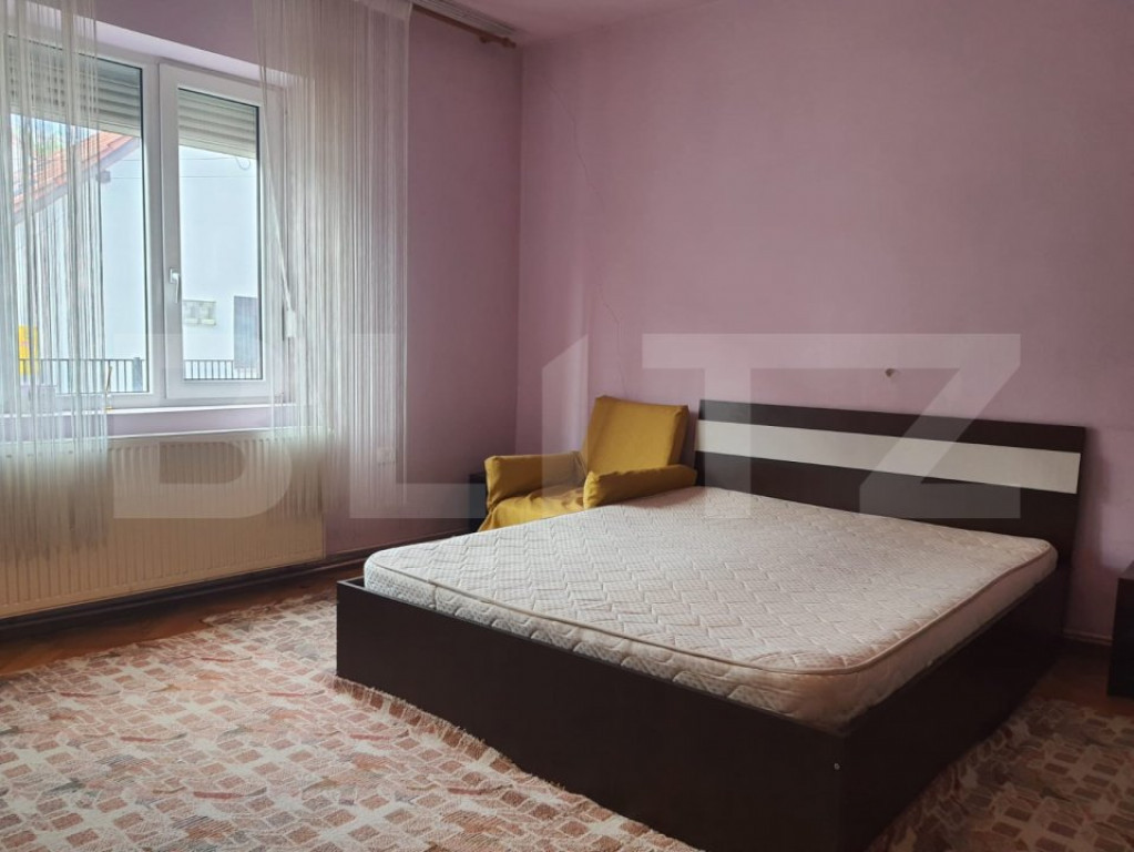 Casa de vanzare la curte comuna, cu 2 camere,56 mp, zona Lun