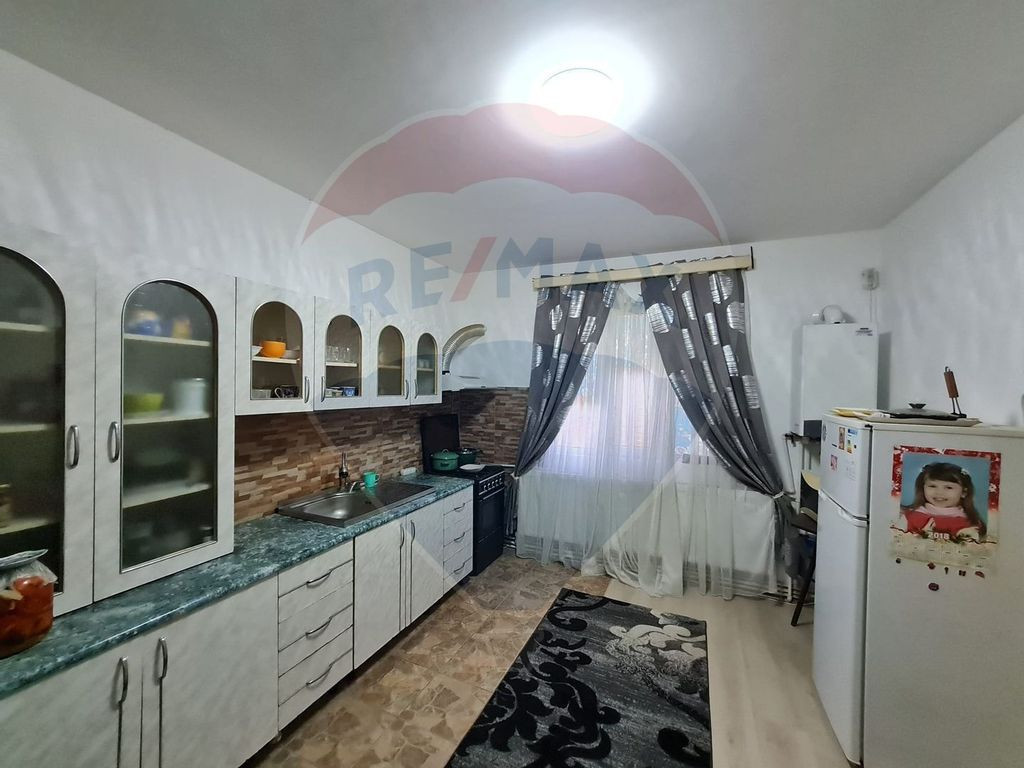 Casă cu 5 camere zona centrala in Marasesti