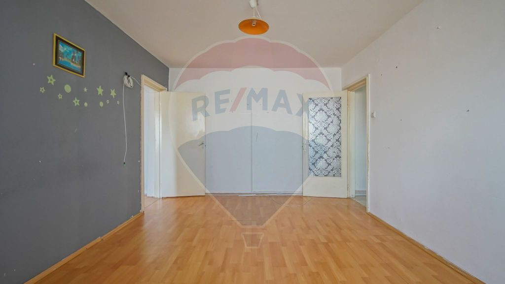 Apartament de 3 camere de vânzare în Săcele – Comisi...