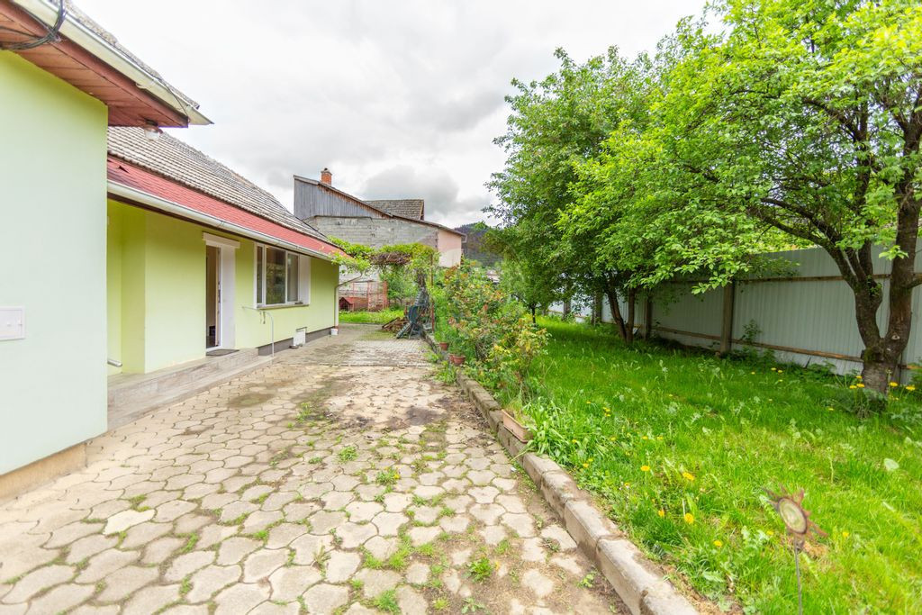 Casă din cărămidă cu 4 camere și grădină,ideală p...