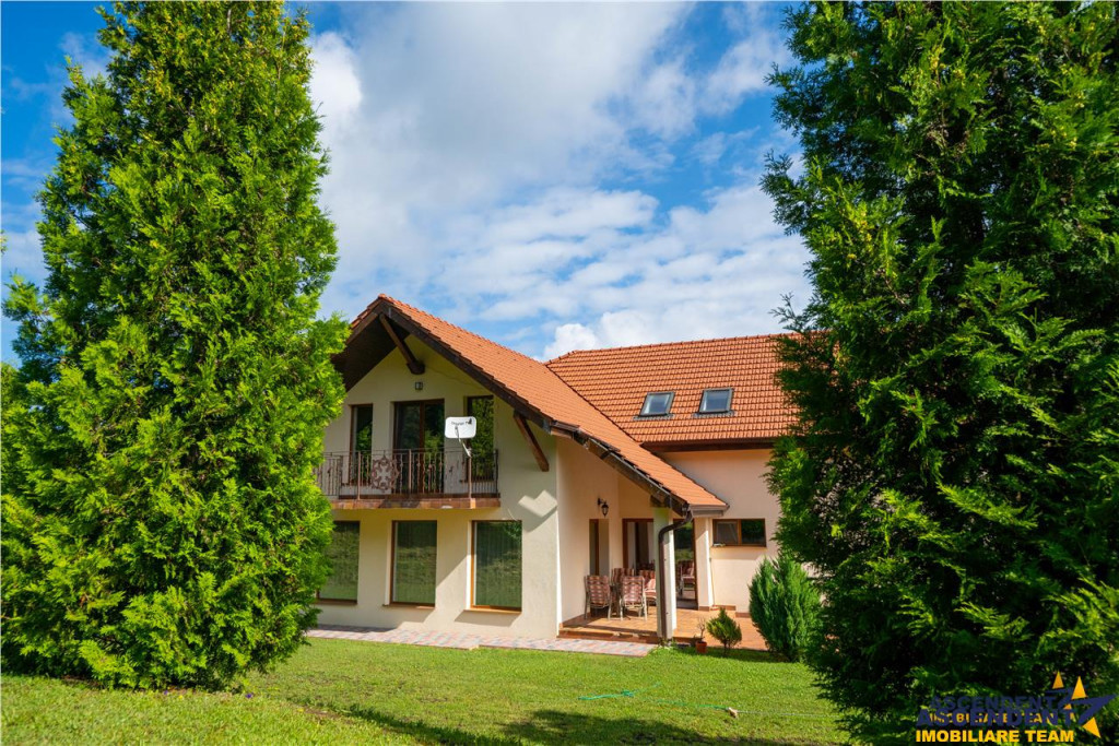 FILM! Resedinta nobiliara, in inima coltului verde al Vaii N