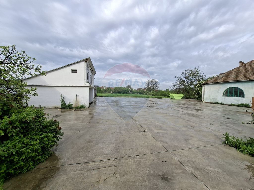 Curte 640 mp betonată în Păuliș | Acces auto + 2 spații