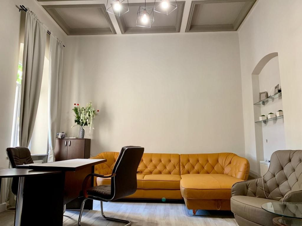 Birou ultracentral, pe Revoluției cu acces direct din pasaj