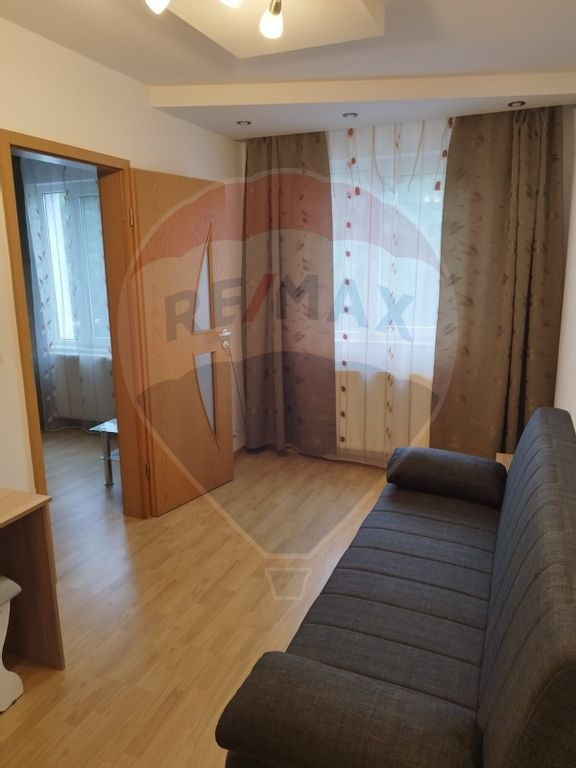 Zona Center, apartament cu 3 camere de închiriat