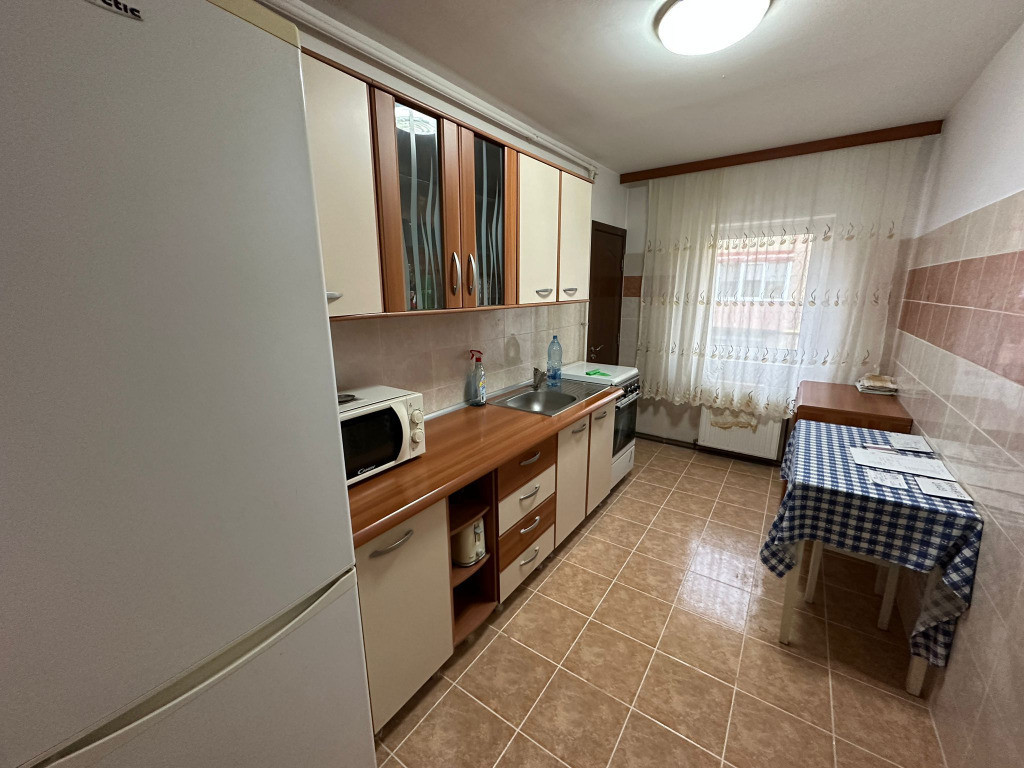 Zona Calea Bucuresti-Zorilor 2 camare decomandat etaj 1 din 4