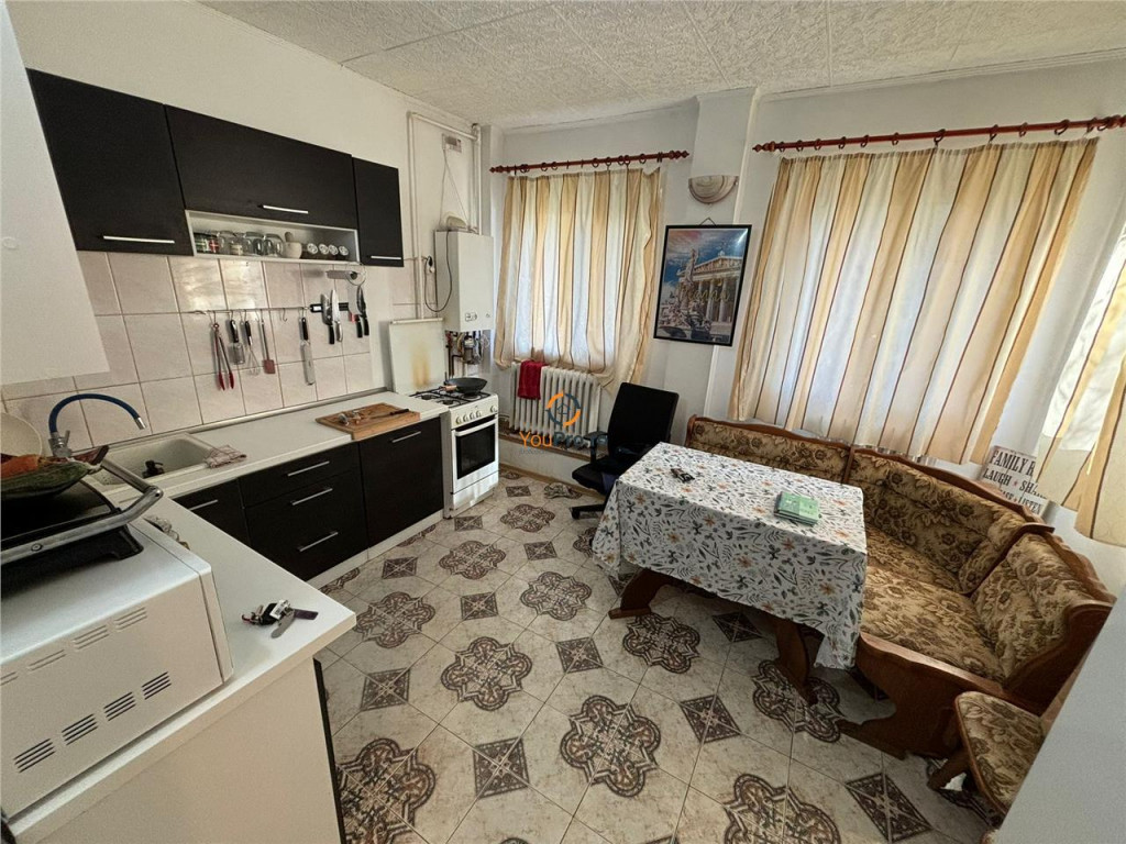 Apartament central cu 2 camere decomandat la parter langa Pr