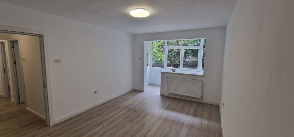 Tomis 3, etaj 1 , renovat .