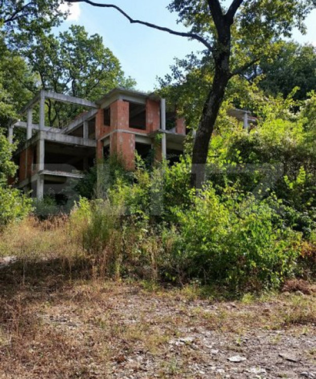 Ocazie! Casa la rosu, cu teren de 9748 mp, zona camping Fage