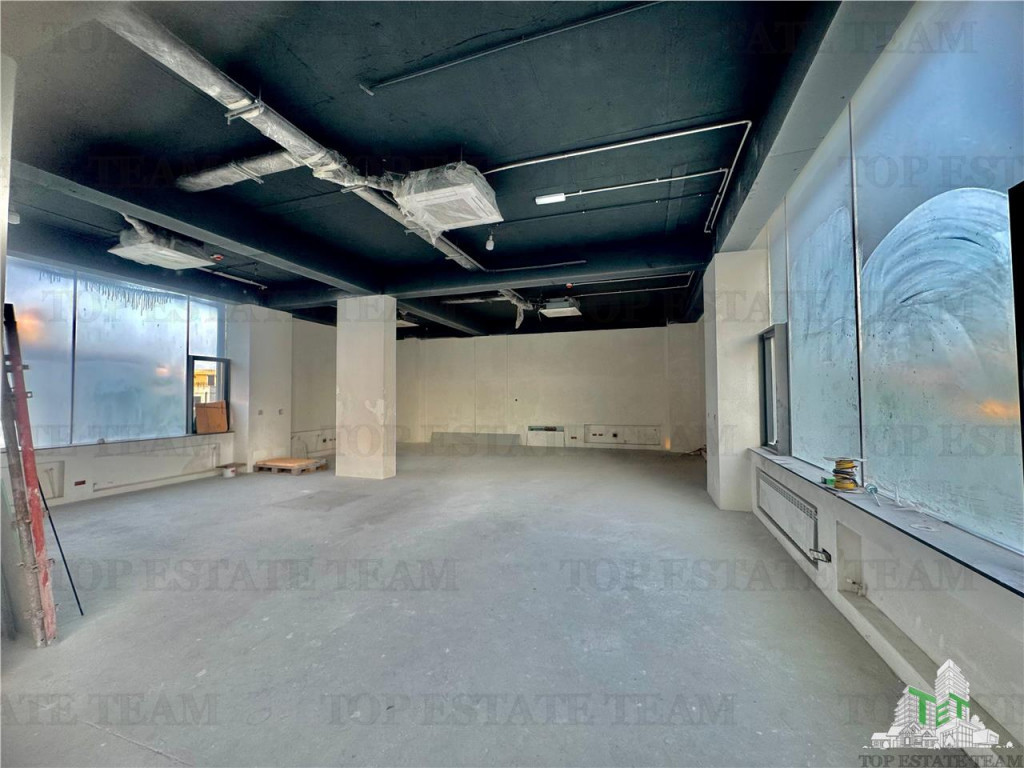 Spatiu comercial de inchiriat / 600 mp utili parcare in