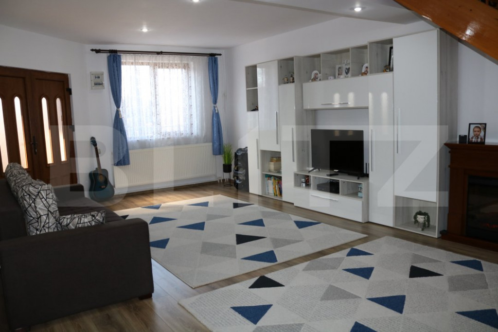 Casa de vanzare, cu 5 camere, 232 mp, în zona Tâmpa