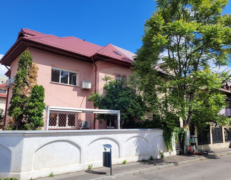 Inchiriere casa spatioasa si curte generoasa / Zona Tei