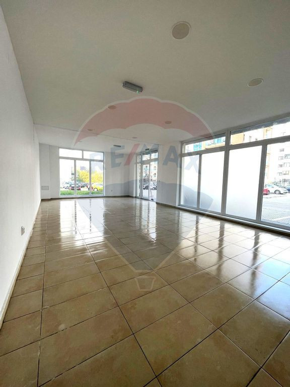 Spațiu comercial de închiriat cu vitrină stradală pe ...