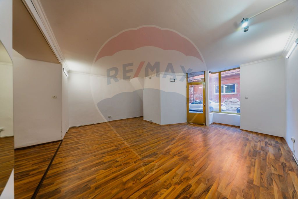 Spațiu comercial de inchiriat- ultracentral, langa Teatru