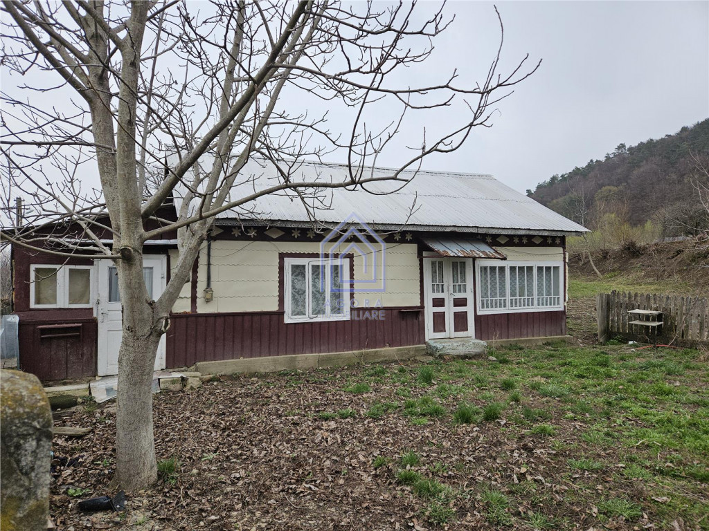 Teren 1245mp si casa batraneasca Costana, Suceava