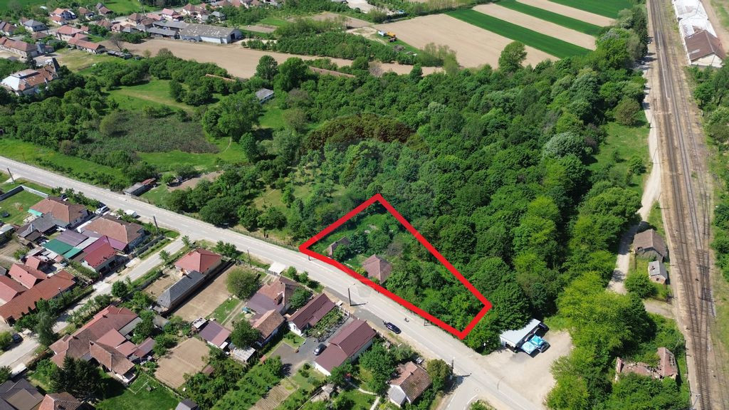 Casă cu 22 de arii de teren de vanzare in APA/ Satu Mare