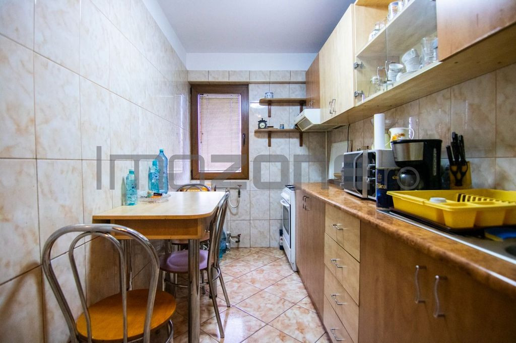 3 camere, decomandat, bloc stradal, parter, geam baie, mo...