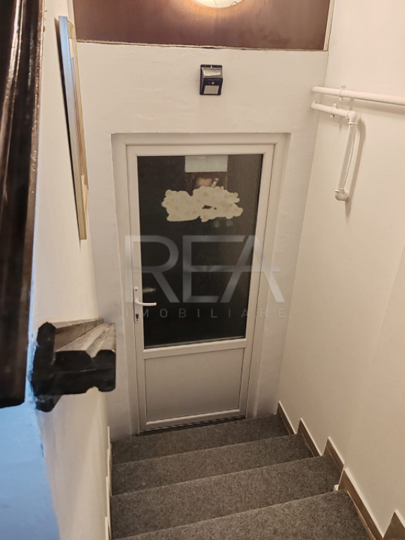 APARTAMENT CU 3 CAMERE DE VÂNZARE LA MANSARDA UNUI BLOC ÎN