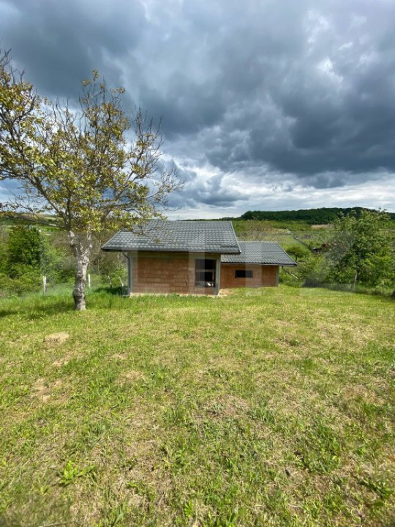 Casa la rosu, cu 3 camere, 74 mp, teren 800 mp, zona Centur