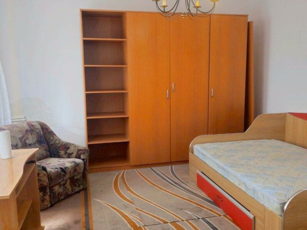 Garsoniera la casa, curte comuna - strada Razboieni