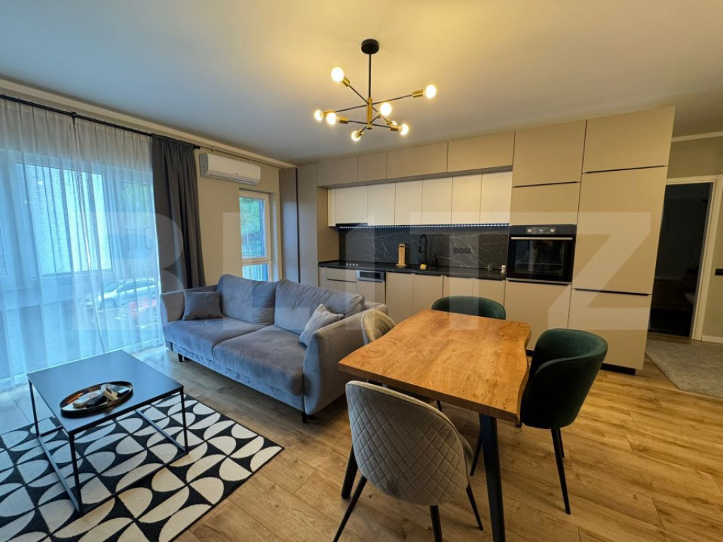 Apartament 3 camere, lux, 2 bai, parcare, zona Teilor