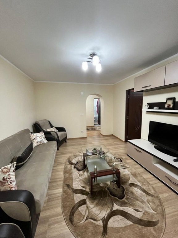 Apartament 3 camere, Parter, zona Centrala, Radauti