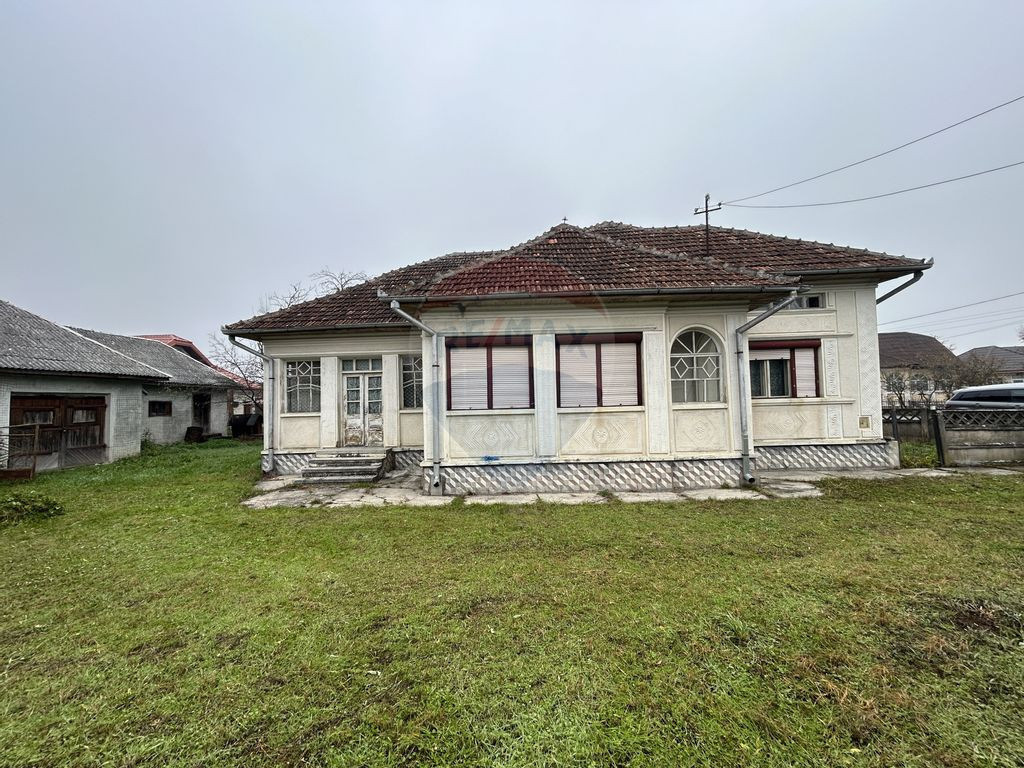 Casă cu 40 ari de vânzare în Mogoșești la drumul pri...