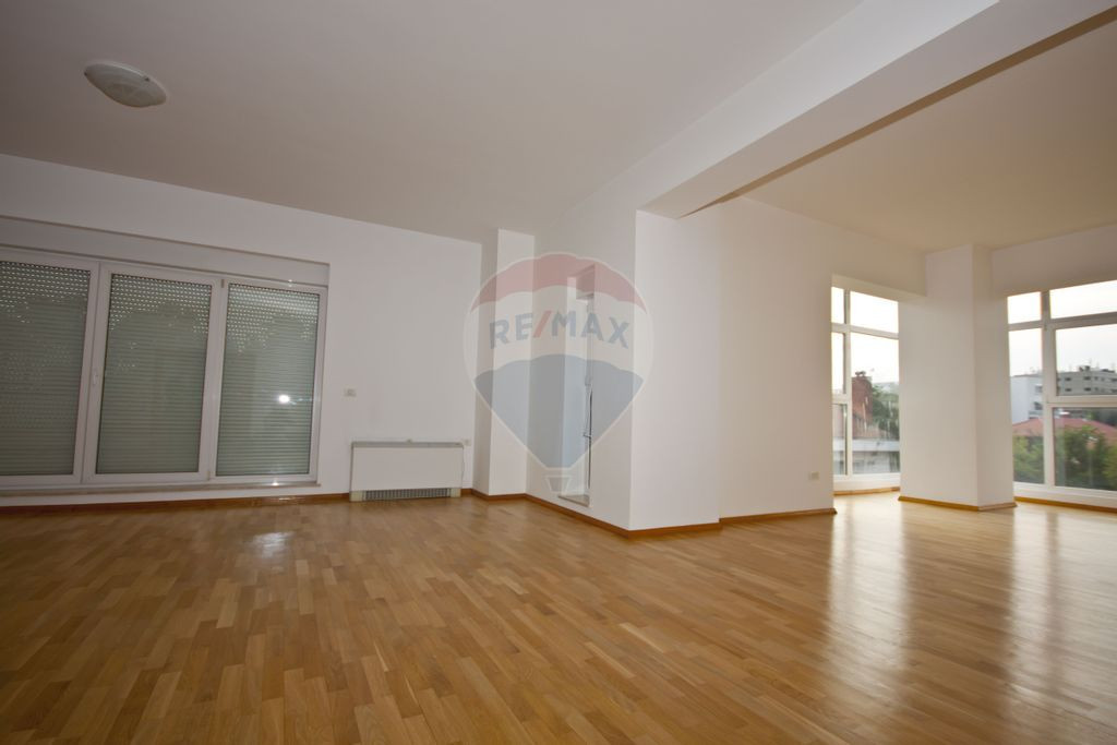INCHIRIERE Apartament cu 3 camere in zona Nordului