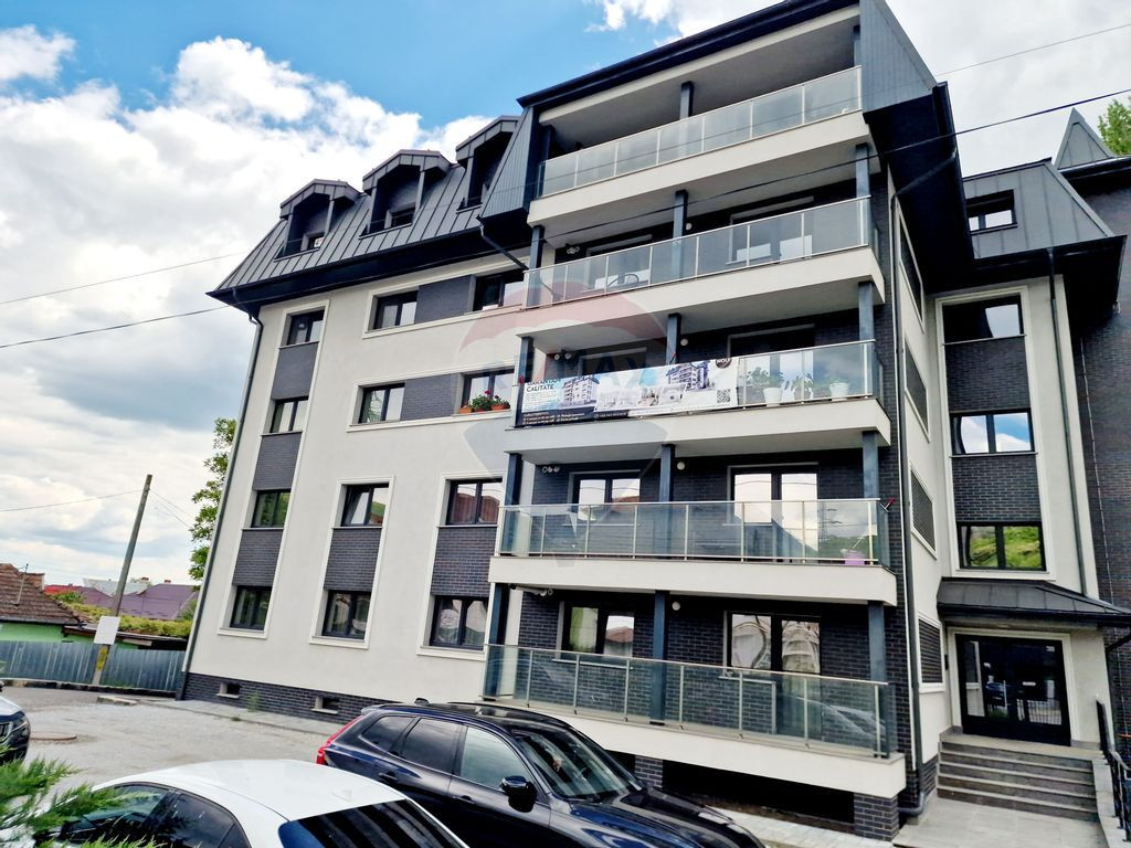 Apartament cu 3 camere de vânzare în zona Precista