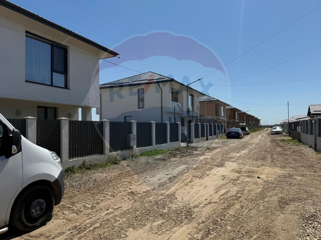 VANZARE Vila cu 4 camere in Pantelimon