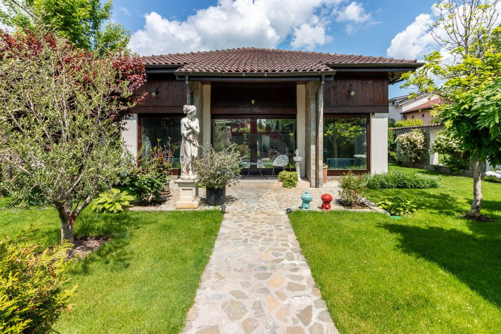 Vilă + casă de oaspeți + casă angajați | 12 camere |...