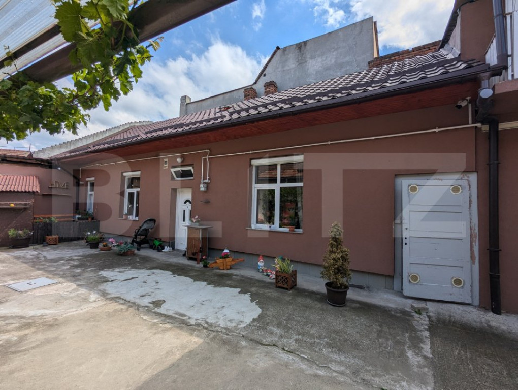 Casa de vanzare, cu curte comuna, 2 camere, 54 mp, zona Cluj