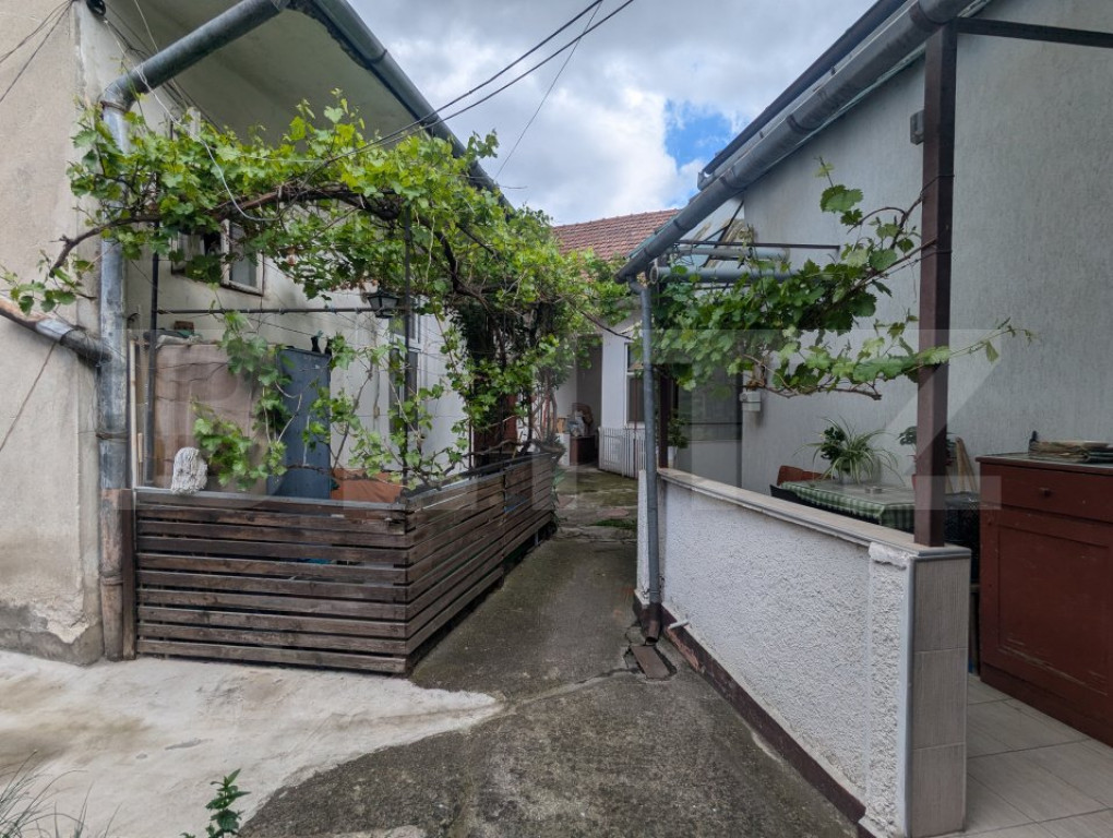 Casa de vanzare, cu curte comuna, 3 camere, 66 mp, zona semi