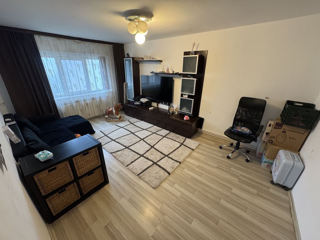 Apartament 3 camere zona Poarta 6