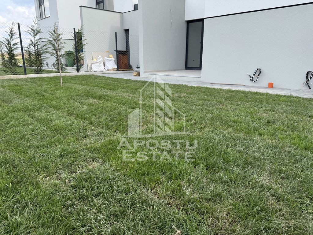 Duplex modern despartit prin camera tehnica