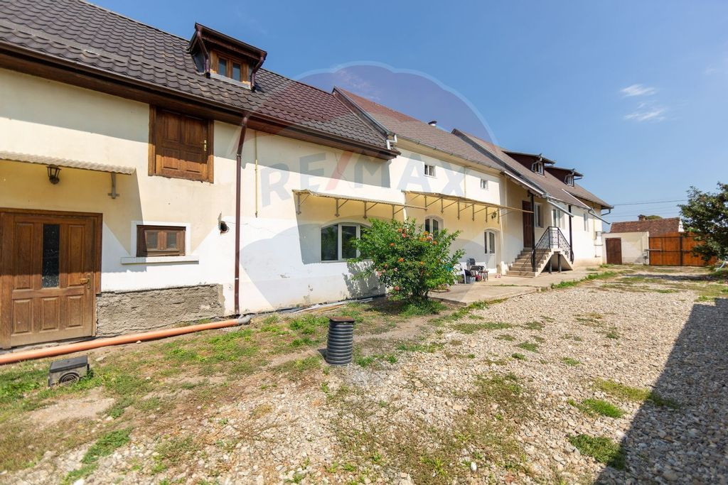 Casă săsească autentică cu livadă și teren generos ...