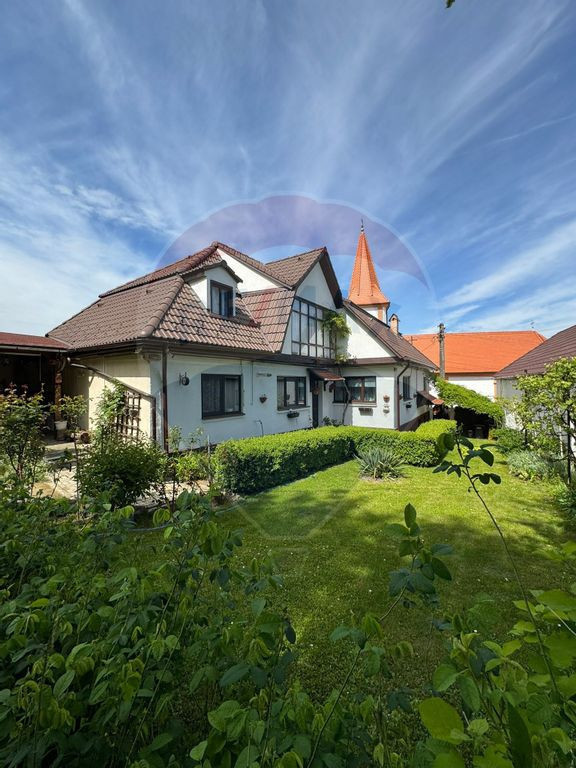 Casă de poveste cu vedere la biserica fortificată Valea...