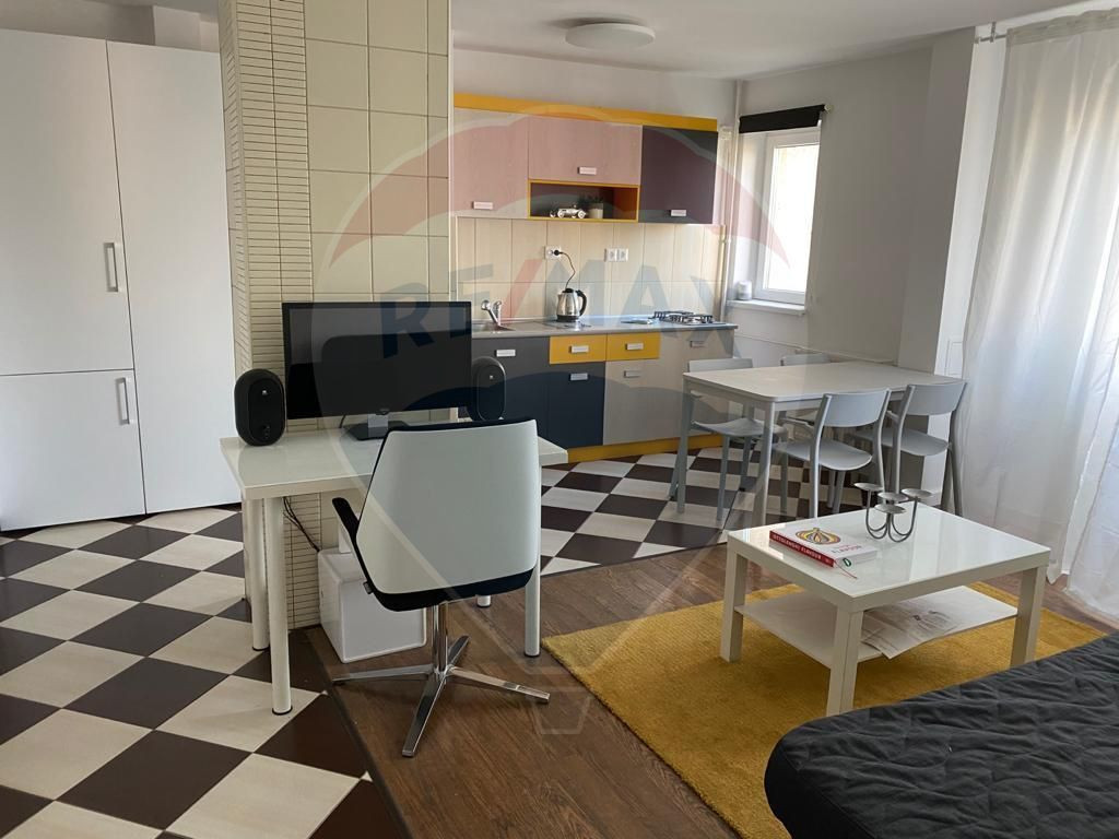 Apartament cu 3 camere vis-a-vis de parcul Tineretului