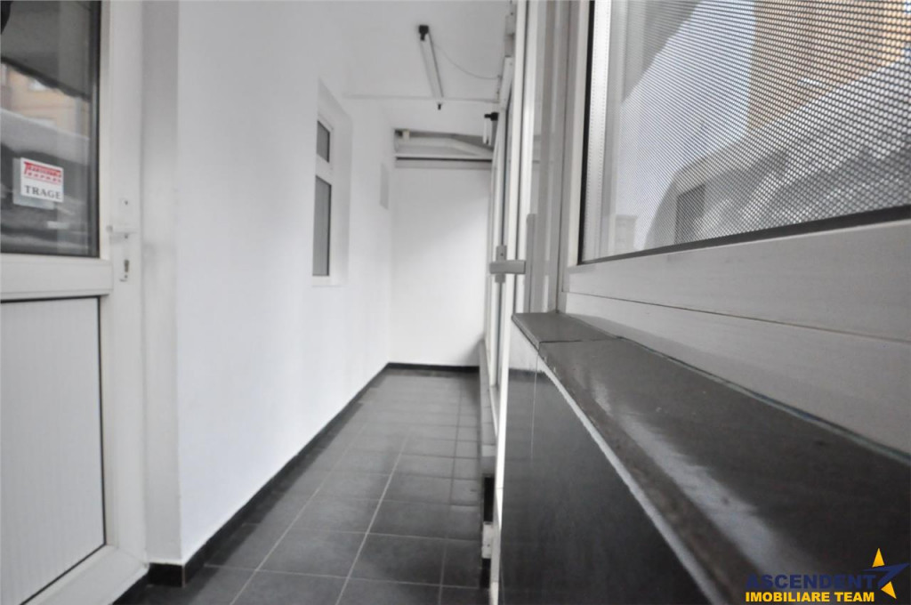 Spatiu comercial,vitrinat,doua intrari,acces facil, Calea Bu