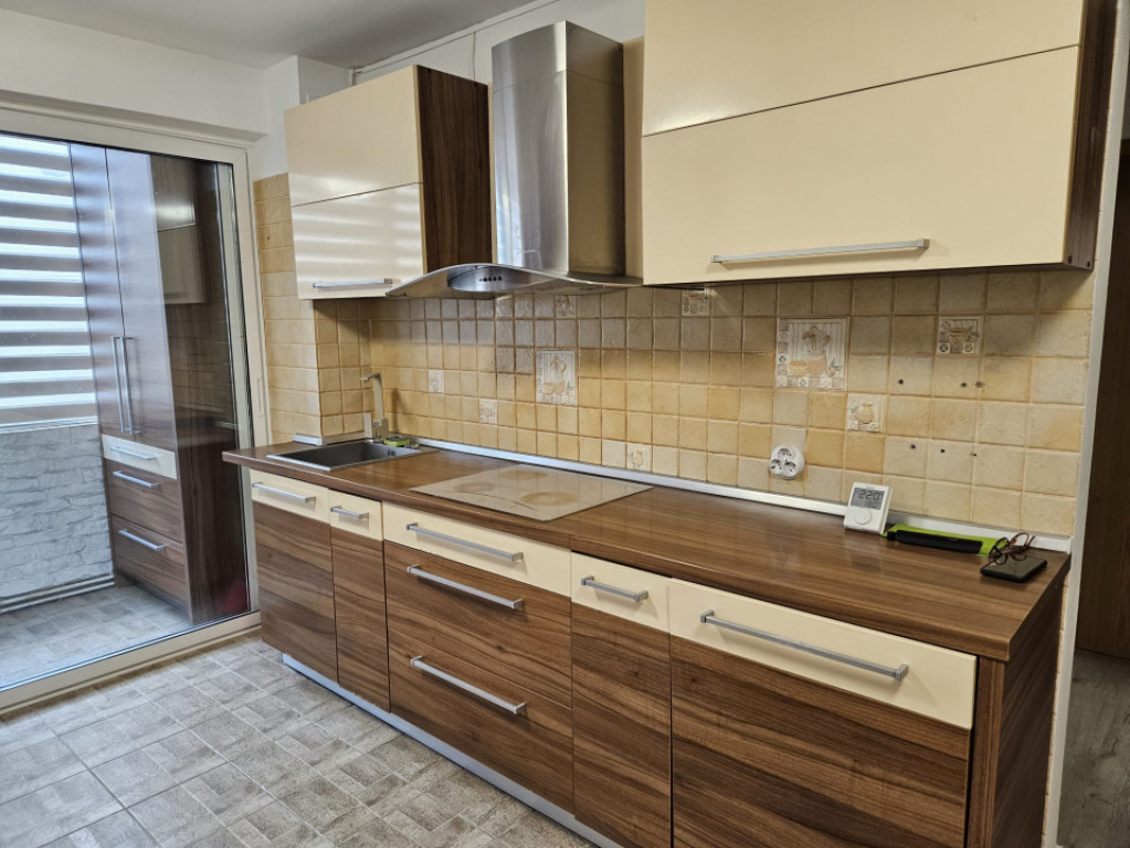 Ap 3 camere et 1 vasile aron